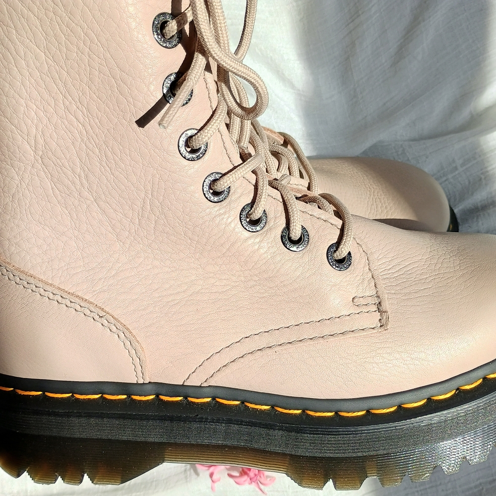 👄 STREETWEAR STYLE 👄 Sz 9, "Jadon III" taupe pisa leather platform Dr. Martens